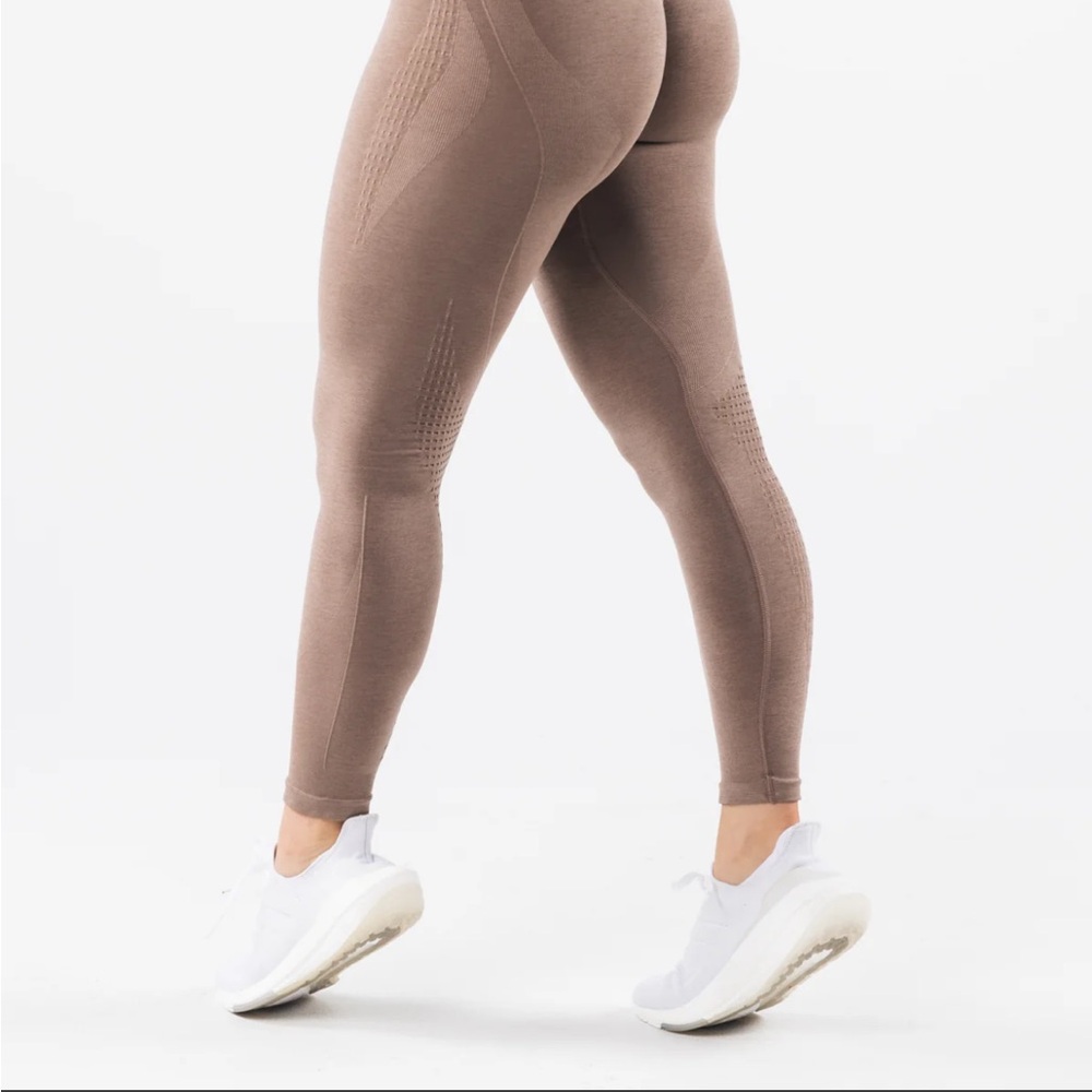 Alphalete amplify contour legging in sand